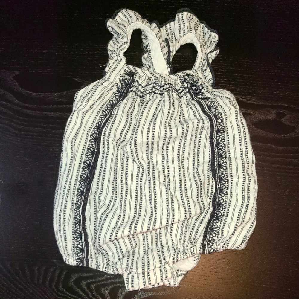 Max studio baby girl black and white romper